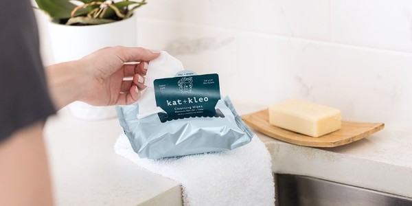 一（yī）款好的濕巾封口（kǒu）標簽材料（liào）透明BOPP應（yīng）該具備什麽（me）特征？